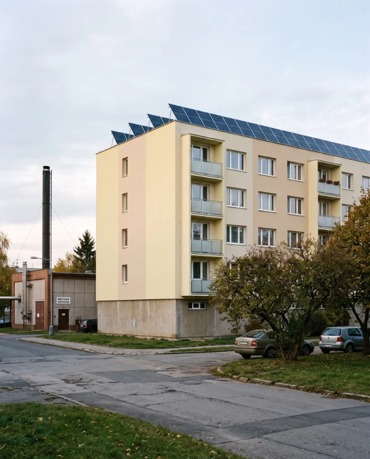 Renovovaný panelový bytový dům se zateplenou fasádou a fotovoltaikou na střeše
